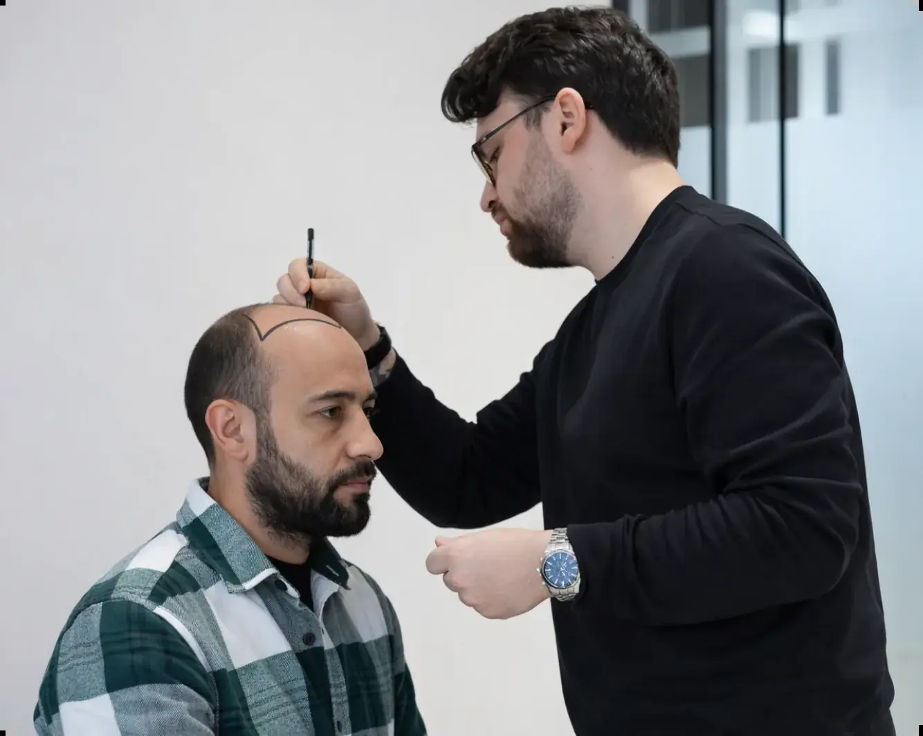Anzeichnen der neuen Haarlinie vor einer Haartransplantation