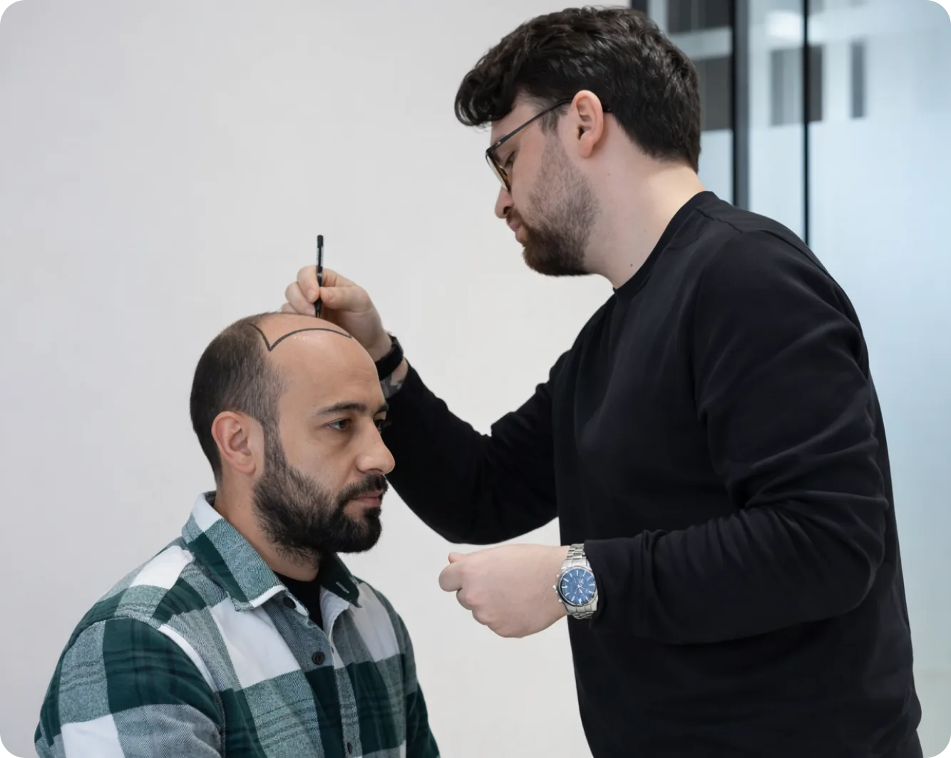 Ärztliche Beratung zur Haartransplantation bei Hair Genesis in Mannheim